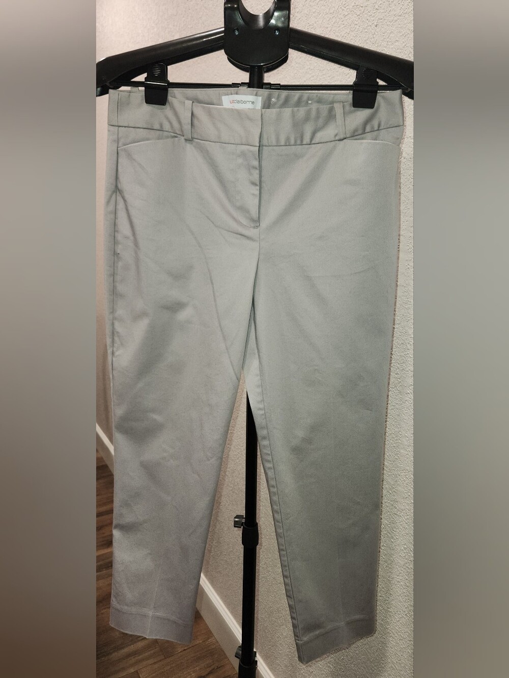 Liz Claiborne Cropped Straight Leg Pants – Light Gray – Size 6P
